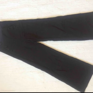  - Varma, sköna byxor från weekday i lite tjockare tyg. Utsvängda men sitter tajt upptill. Lite noppriga men annars i fint skick! Fraktkostnad tillkommer, kan också mötas upp i Malmö