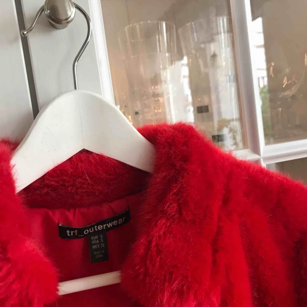 Snygg röd pälsimitation pälsjacka från Zara i storlek S!. Jackor.