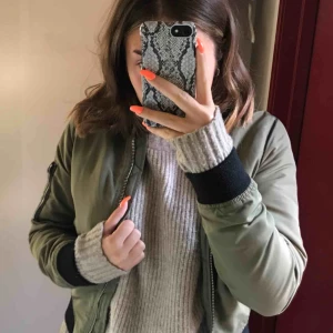  - 100kr inkl frakt!!!!!!! Jättefin höstig jacka, jättefin passform och passar till det mesta.