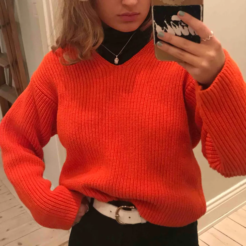 En fin stickad lite oversized tröja i en otroligt fin orange färg! Nästan aldrig använd och är i mycket fint skick. Köpt i Paris från okänt märke.🌞. Stickat.