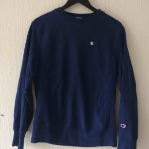  - Sparsamt använd tröja från Champion. Fin blå färg och skönt innertyg. Fraktkostnad tillkommer, kan också mötas upp i Malmö.