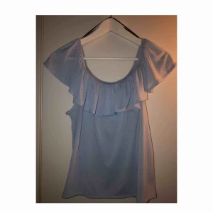 Off soulder topp - Off soulder topp i fin ljusblå färg