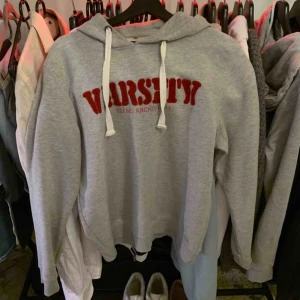  - Knappt använd hoodie i ordentligt och perfekt skick. 