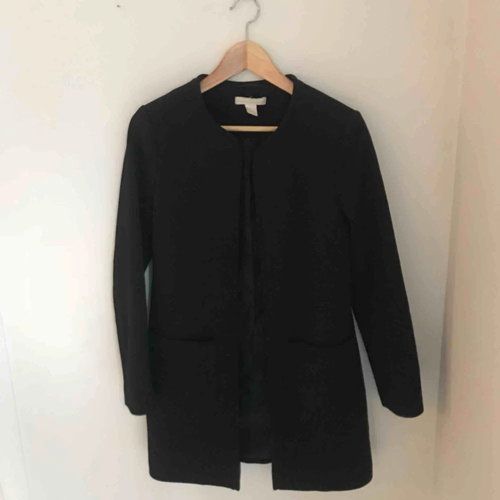 Säljer min fina svarta korta kappa då den är för liten! Sparsamt använd utan några defekter! Den är gjort i ett relativt tunt material så passar på hösten och våren! Frakt tillkommer💕. Jackor.