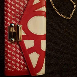  - Michael Kors ÄKTA!!  Plånbok som kan användas som väska med hjälp av kedjan på ena sidan.  Nypris ca 1600  Knappt använd  