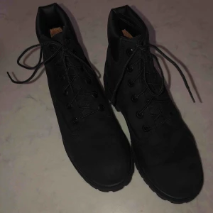  - Köpte skorna förra vintern för ca 1200 kr, använt dem mindre än 3 gånger. Dem är bekväma och perfekt för vintern!