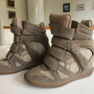  - Isabel Marant Bakett Sneakers i grön/beige färg. Använda men inte slitna. Storlek 35