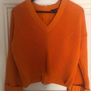 Fin orange stickad tröja från Lindex. Dragkedja i ryggen. Stl S.
