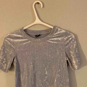  - Cool ”crushed velvet” t-shirt i strl XS köpt på bokbok för längesen!! Aldrig använd. Frakt tillkommer!