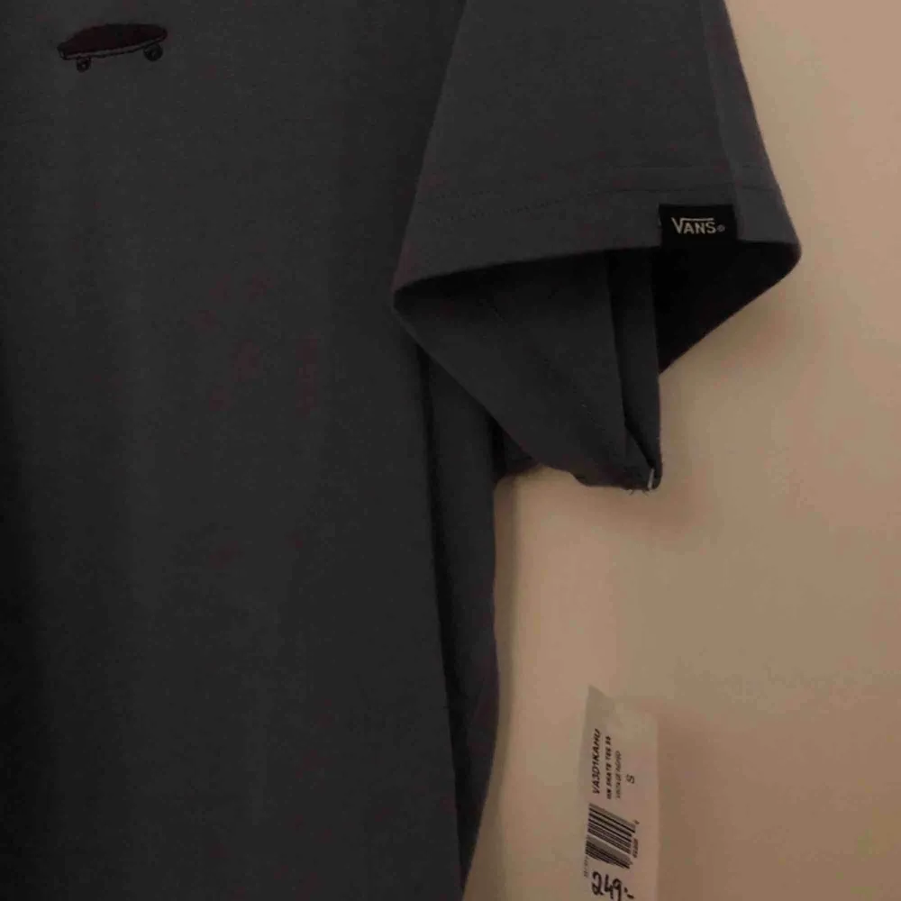 Svinsnygg ljusblå t-shirt från Vans! Aldrig använd och lappen kvar! Nypris 249 kr. Köparen står för eventuell frakt 🥰🤪. T-shirts.
