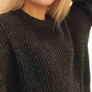  - Stickad grå tröja som är snygg och skön! Mjukt material och passar perfekt till kallare väder.🖤 Köpare står för eventuell frakt