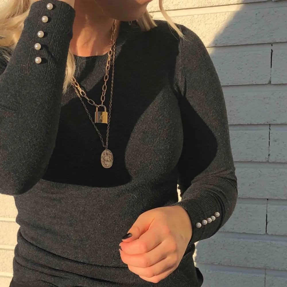 Super fin höst tröja från Zara med pärlor på armarna nedtill 🍁. Tröjor & Koftor.