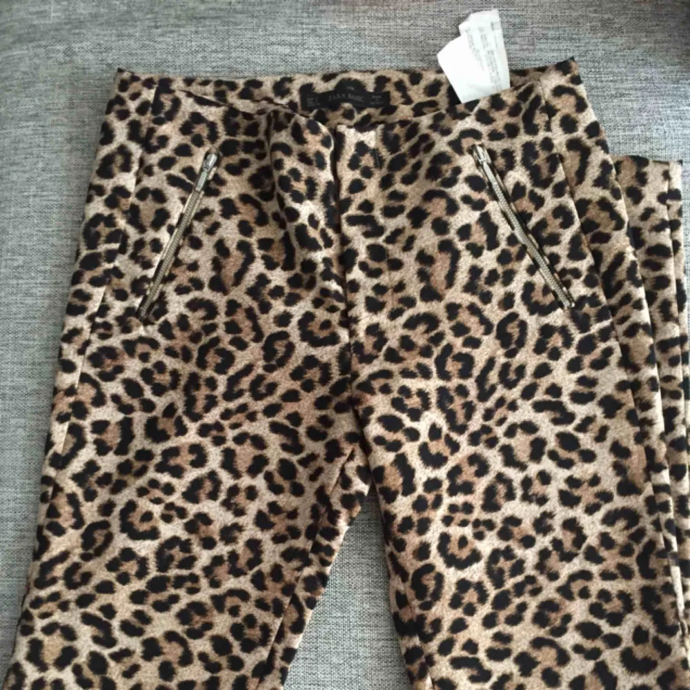 Leopard byx från Zara , stl 36.. Jeans & Byxor.