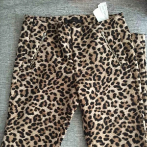 - Leopard byx från Zara , stl 36.