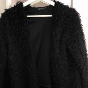  - Mysig kofta i storlek M, är knappt använt eftersom den är fel storlek för mig. Kan fraktas eller hämtas i Västerås.