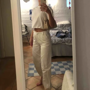  - vita cargobyxor från nelly. nypris var ca 300kr tror jag  aldrig använda! 