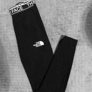  - Träningstights från North Face. Sparsamt använda, fint skick!  Storlek S!