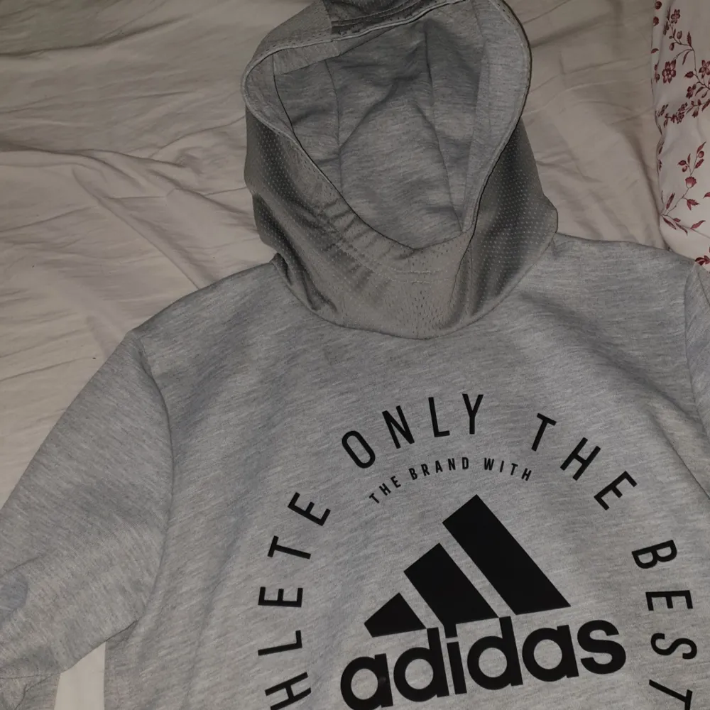 Adidas-hoodie i storlek 164, använd två eller tre gånger 🌸 Bild nummer två är mest där för att visa hur lång den är på (Jag är 1,62)! Den är superfin, men rensas ut på grund av platsbrist 😔. Hoodies.