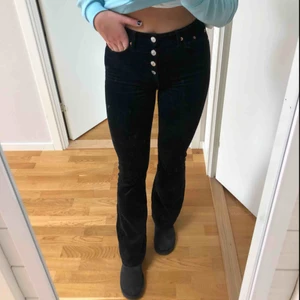 - Svarta flare Manchester byxor från zara. Så fina!!!!!! Tyvärr har d blivit för små för mig