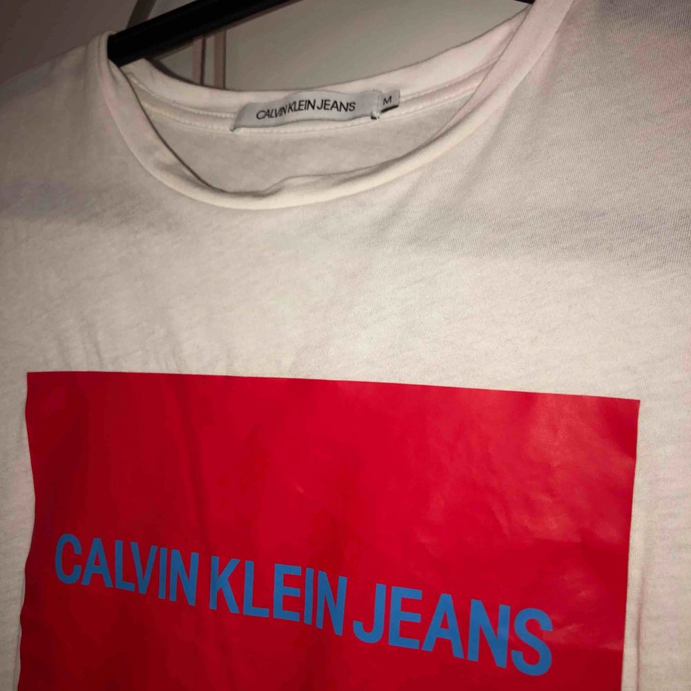 Calvin Klein T-shirt nypris 499kr, använd 1 gång så i nyskick♥️ . T-shirts.