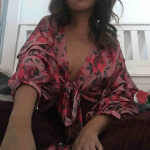  - Top från Gina tricot. Frakt 20kr