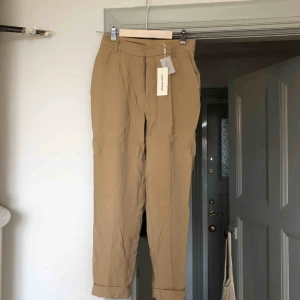  - Perfekta beiga kostymbyxorna från Carin Wester. Oanvända med lapp kvar. 