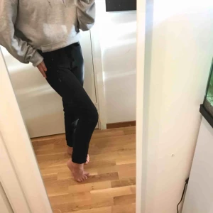  - Ett par svarta kostymbyxor från na-kd med snöre, jättefint skick, säljer pga att dom blivit för små, frakt tillkommer💗