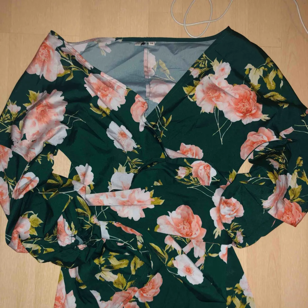 Blommig offshoulder blus från Nelly.com i storlek 34. Använt endast 1 gång. Köparen står för frakten 🌸. Toppar.