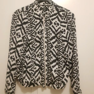  - Nyskick glansig tröja i zebra-mönster, guldig kedja.