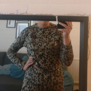  - En tröja från madlady ☺️ Jättebra skick, använd en gång :) Säljer pga garderobsuttensning. Pris kan alltid diskuteras! Du som köpare står för frakt :)