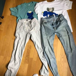  - Weekday Sunday 32:34 250kr Kaws tshirt blå Storlek M 250kr Kaws tshirt vit storlek L 250kr Champion sweatpants storlek M 200kr fläck finns 