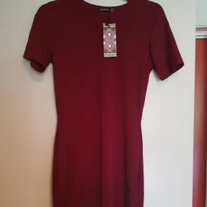  - Aldrig använd klänning.  Köparen står för frakten.