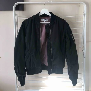  - Svart bomberjacka med lila innerfoder från Carlings, Stay. Storlek small. Endast använd 2 gånger. Tvättad innan sälj :)  Frakt 59kr