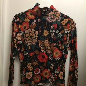  - Knappt använd polotröja med blommönster