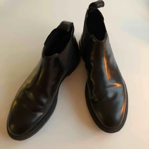  - Dr. Martens Chelsea Boots Near mint condition Använda 2-3 gånger Svarta invändigt  