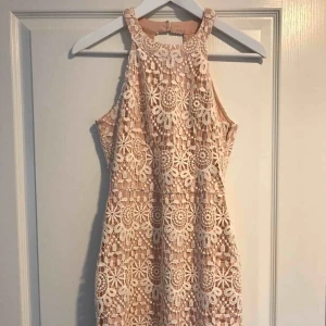  - En superfin rosa/vit spetsklänning ifrån Hollister! Sitter jättefint på med en fin urringning i ryggen🤩Den passar även som XS och mindre M🙂