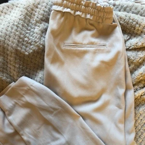  - ljusgråa kostymbyxor som tyvärr har blivit försmå för mig då dom inte går upp över mina höfter men var verkligen en favorit innan. bilden ger inte färgen helt rättvis. 