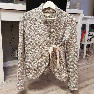  - Sparsamt använd Odd Molly kofta i storlek 0. Säljes pga att den inte kommer till användning längre. Kontakta mig för mer information 😊 Köparen står för frakten eller alternativt mötas upp 🌸