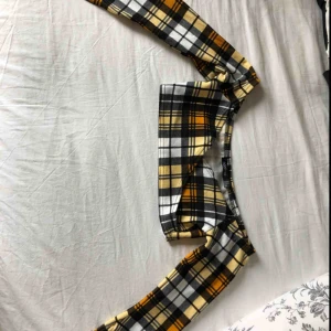  - Snygg top från boohoo med nice mönster. Tyvärr för liten för mig. Frakten är inräknad i priset och kan mötas i Lund. DM för fler bilder.