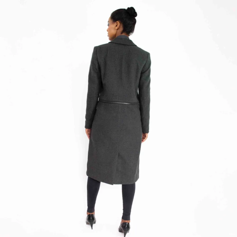 Grey coat-transformer that can turn into a short jacket Barely visible fabric pilling SIZE Label: EUR 36, fits best XS-S Model: 169/S Price is final! Free shipping! Ask for the full description! No returns!. Jackor.