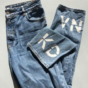  - Coola jeans från Nakd i storlek 40, dock skulle jag säga att dem är mer som 38or. Använda ett fåtal gånger så i bra skick