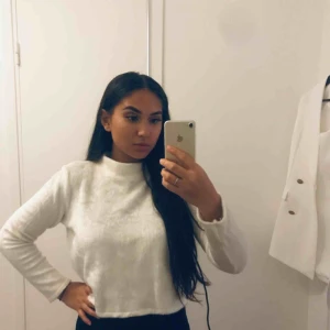  - Super skön croppad polotröja🌷 lite ”lurvig” i materialet. Perfekt till vintern. Aldrig riktigt använt den utomhus, bara hemma som ”myströja”.