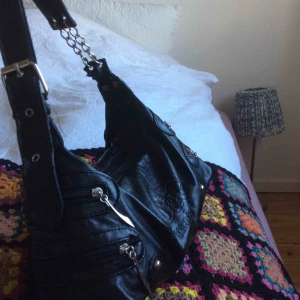  - Säljer denna fina väska från humana den är lite sliten på några ställen men relativt stor och rymmer mycket!!