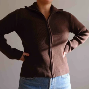  - Snygg och skön brun kofta från Filippa K, perfekt för det kalla vädret! Stretchigt material som gör den extra bekväm. Kan frakta inom Sverige (då tillkommer fraktkostnad) eller mötas upp i Stockholmsområdet!