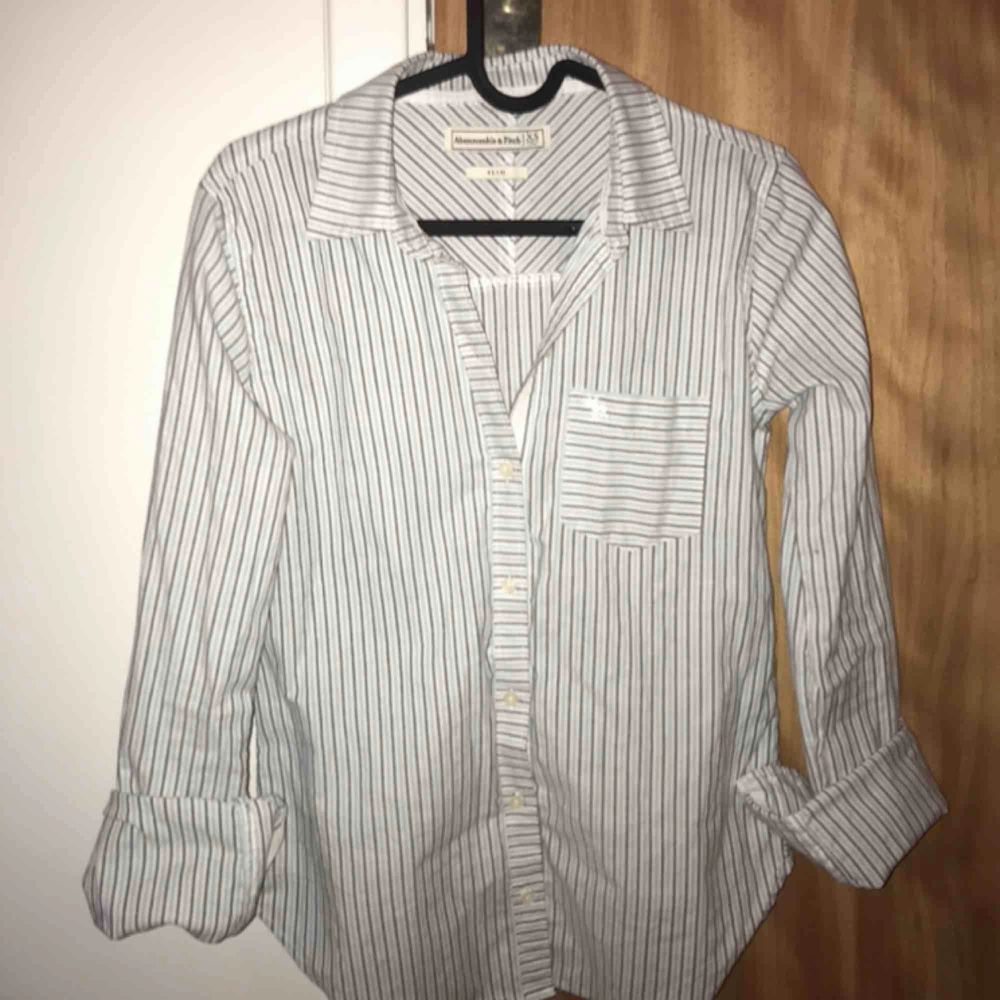Jättefin skjorta från Abercrombie and Fitch. Säljs på grund av att den knappt kommit till användning. Köptes för ca 650 kr.. Skjortor.