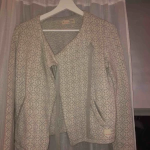  - Hej! Säljer min gråa odd molly kofta då jag inte använder den längre och inte riktigt min stil! Den är såklart äkta! Köptes förra våren för 1600 kr men säljer den för 1000 kr billigare nu! Priset kan såklart diskuteras Har inga skador och är  jätte skön. 