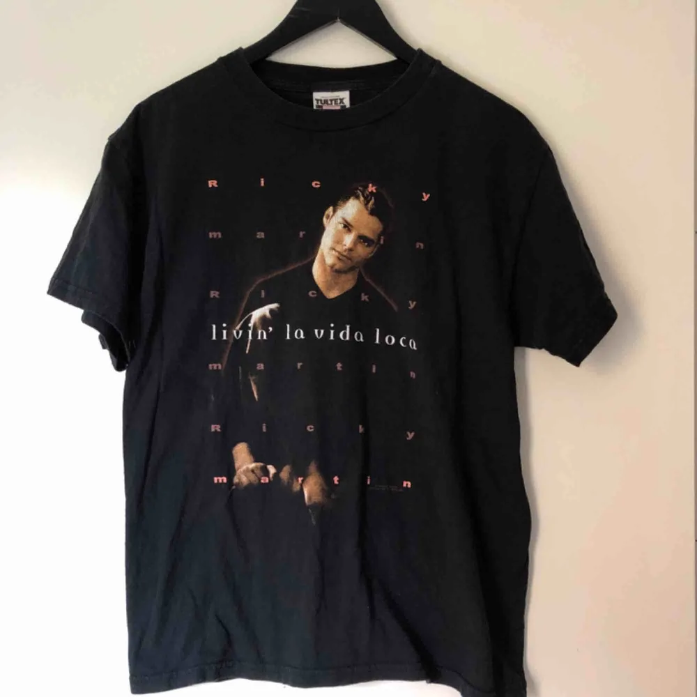 Denna Ricky Martin tröja alltså ❤️👌 one of a kind! Livin la vida loca 💃🕺🏻 Frakt tillkommer. T-shirts.
