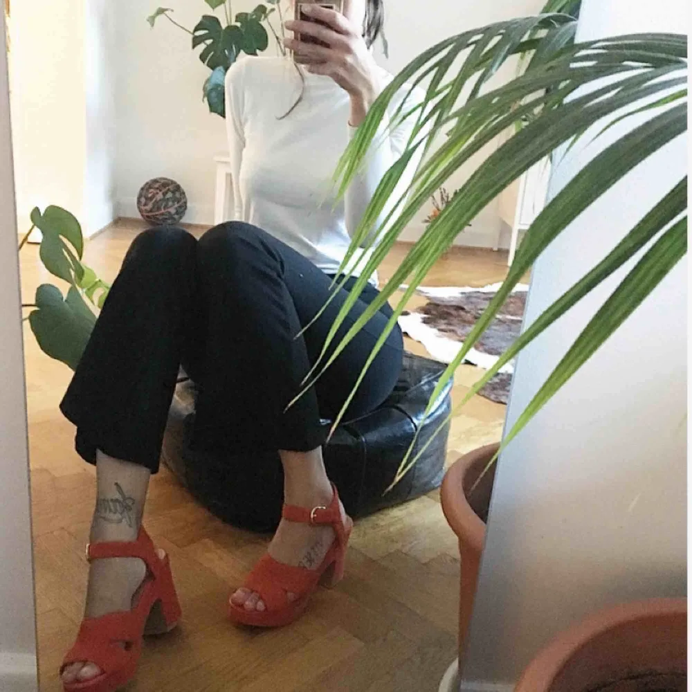 Asfina vagabond-sandaletter i mocka!!! Fin höstig orange färg 🧡🍁🍂 Använda en kväll, SÅÅ bekväma, funkar hur bra som helst att gå i, dansa i osv 🤠 köparen står för frakt! . Skor.