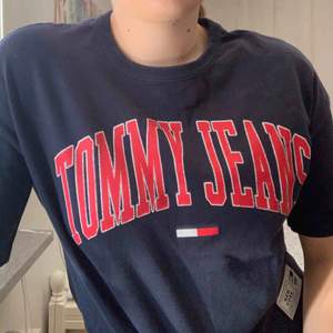 Säljer en äkta tommy jeans tisha då jag inte får användning för den längre! skriv för fler bilder😇 köparen såt för frakt