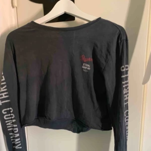  - Tröja från en butik i Australien av märket thrills